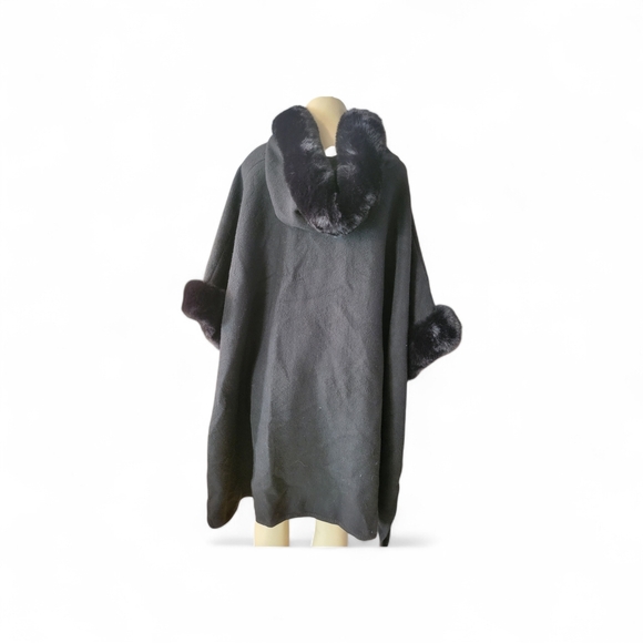 Vince Camuto Black Fur-Trimmed Cape One Size New With Partial Tags - Picture 4 of 6